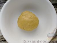 Фото приготовления рецепта: Тёртый пирог с луком и плавленым сыром - шаг №8