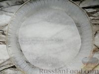 Фото приготовления рецепта: Тёртый пирог с луком и плавленым сыром - шаг №13