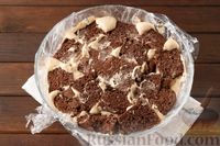 Фото приготовления рецепта: Шоколадный торт "Санчо Панчо" с кремом из сливок, сметаны и варёной сгущёнки - шаг №17