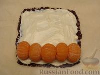 Фото приготовления рецепта: Рулет из печенья с мандаринами и сливочным сыром (без выпечки) - шаг №12
