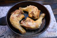 Фото приготовления рецепта: Курица с картошкой в яичной заливке (на сковороде) - шаг №5