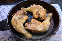 Фото приготовления рецепта: Курица с картошкой в яичной заливке (на сковороде) - шаг №6
