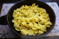 Фото приготовления рецепта: Курица с картошкой в яичной заливке (на сковороде) - шаг №9
