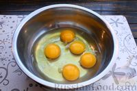 Фото приготовления рецепта: Курица с картошкой в яичной заливке (на сковороде) - шаг №13