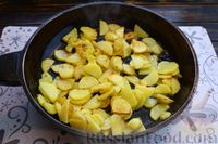 Фото приготовления рецепта: Курица с картошкой в яичной заливке (на сковороде) - шаг №10