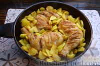 Фото приготовления рецепта: Курица с картошкой в яичной заливке (на сковороде) - шаг №11