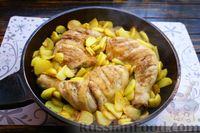 Фото приготовления рецепта: Курица с картошкой в яичной заливке (на сковороде) - шаг №12