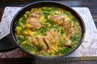Фото приготовления рецепта: Курица с картошкой в яичной заливке (на сковороде) - шаг №16
