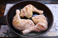 Фото приготовления рецепта: Курица с картошкой в яичной заливке (на сковороде) - шаг №4