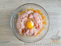 Фото приготовления рецепта: Картофельно-куриные оладьи с тыквой - шаг №6
