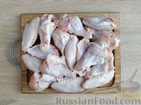 Фото приготовления рецепта: Куриные крылышки, запечённые на шпажках - шаг №3