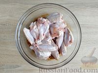 Фото приготовления рецепта: Куриные крылышки, запечённые на шпажках - шаг №8
