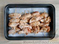 Фото приготовления рецепта: Куриные крылышки, запечённые на шпажках - шаг №12