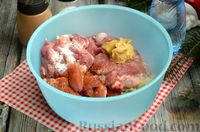 Фото приготовления рецепта: Свинина, запечённая с жареными и маринованными грибами (в фольге) - шаг №4