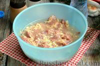 Фото приготовления рецепта: Свинина, запечённая с жареными и маринованными грибами (в фольге) - шаг №5