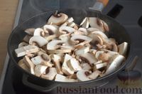 Фото приготовления рецепта: Свинина, запечённая с жареными и маринованными грибами (в фольге) - шаг №7