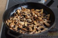 Фото приготовления рецепта: Свинина, запечённая с жареными и маринованными грибами (в фольге) - шаг №8