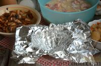 Фото приготовления рецепта: Свинина, запечённая с жареными и маринованными грибами (в фольге) - шаг №9