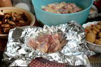 Фото приготовления рецепта: Свинина, запечённая с жареными и маринованными грибами (в фольге) - шаг №10