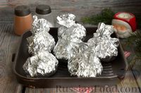 Фото приготовления рецепта: Свинина, запечённая с жареными и маринованными грибами (в фольге) - шаг №13