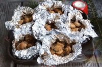 Фото приготовления рецепта: Свинина, запечённая с жареными и маринованными грибами (в фольге) - шаг №14