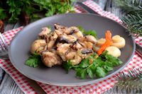 Фото приготовления рецепта: Свинина, запечённая с жареными и маринованными грибами (в фольге) - шаг №17