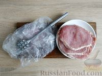 Фото приготовления рецепта: Отбивные из свинины под сметанно-сырным соусом, в духовке - шаг №3