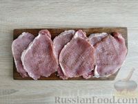 Фото приготовления рецепта: Отбивные из свинины под сметанно-сырным соусом, в духовке - шаг №4