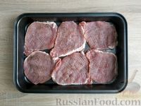 Фото приготовления рецепта: Отбивные из свинины под сметанно-сырным соусом, в духовке - шаг №5