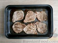 Фото приготовления рецепта: Отбивные из свинины под сметанно-сырным соусом, в духовке - шаг №9