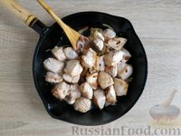 Фото приготовления рецепта: Филе индейки, тушенное с луком в сметанно-горчичном соусе - шаг №6