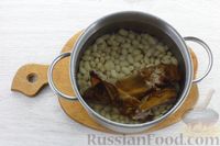Фото приготовления рецепта: Фасолевый суп с копчёными рёбрышками и томатным соком - шаг №4