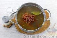 Фото приготовления рецепта: Фасолевый суп с копчёными рёбрышками и томатным соком - шаг №8