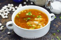 Фото приготовления рецепта: Фасолевый суп с копчёными рёбрышками и томатным соком - шаг №10