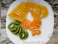 Фото приготовления рецепта: Желейный сметанно-творожный торт с апельсинами, мандаринами и киви (без выпечки) - шаг №7