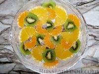 Фото приготовления рецепта: Желейный сметанно-творожный торт с апельсинами, мандаринами и киви (без выпечки) - шаг №8