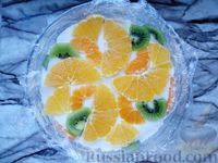 Фото приготовления рецепта: Желейный сметанно-творожный торт с апельсинами, мандаринами и киви (без выпечки) - шаг №11