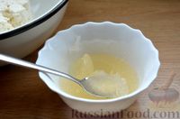 Фото приготовления рецепта: Творожный чизкейк с апельсиновым желе (без выпечки) - шаг №7