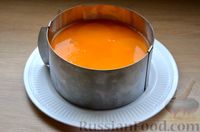 Фото приготовления рецепта: Творожный чизкейк с апельсиновым желе (без выпечки) - шаг №14