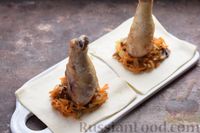 Фото приготовления рецепта: Куриные ножки с грибами и морковью, в мешочках из слоёного теста - шаг №8