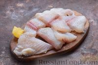 Фото приготовления рецепта: Рыба, запечённая с рисом, помидорами и сыром - шаг №3
