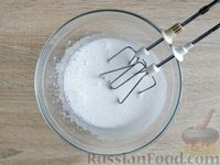 Фото приготовления рецепта: Капкейки "Ёлочки" с белковым кремом - шаг №17