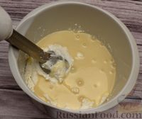 Фото приготовления рецепта: Желейный творожно-молочный торт с мандаринами (без выпечки) - шаг №4