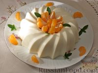Фото приготовления рецепта: Желейный творожно-молочный торт с мандаринами (без выпечки) - шаг №10