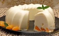 Фото приготовления рецепта: Желейный творожно-молочный торт с мандаринами (без выпечки) - шаг №11