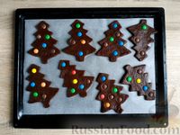 Фото приготовления рецепта: Шоколадное песочное печенье "Ёлочки" - шаг №13