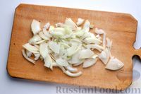 Фото приготовления рецепта: Слоёный салат с курицей, грибами, помидорами и сыром - шаг №3