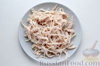 Фото приготовления рецепта: Слоёный салат с курицей, грибами, помидорами и сыром - шаг №8