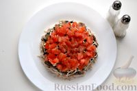 Фото приготовления рецепта: Слоёный салат с курицей, грибами, помидорами и сыром - шаг №13