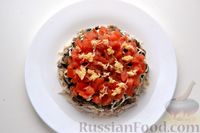 Фото приготовления рецепта: Слоёный салат с курицей, грибами, помидорами и сыром - шаг №14